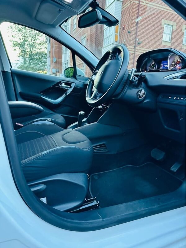 2013 Peugeot 208 - Image 11